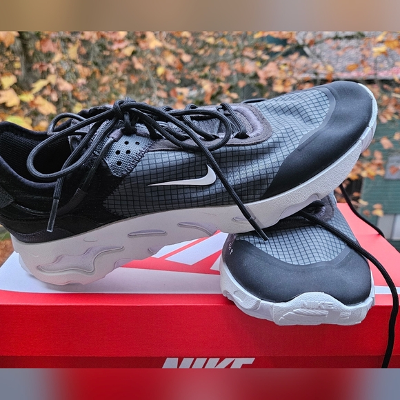 Nike Men's Black and Gray Sneakers - Picture 3 of 16